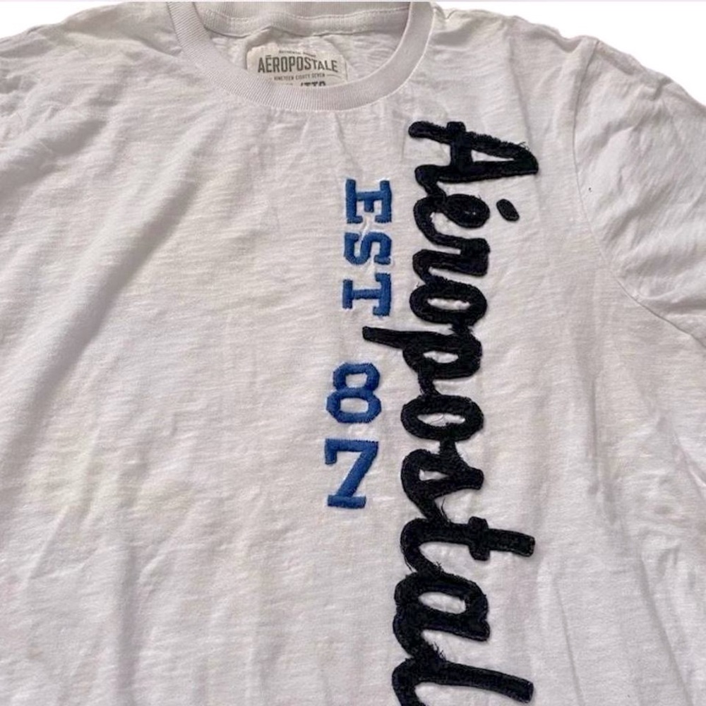Aeropostale White Tee with Blue and Black Graphic